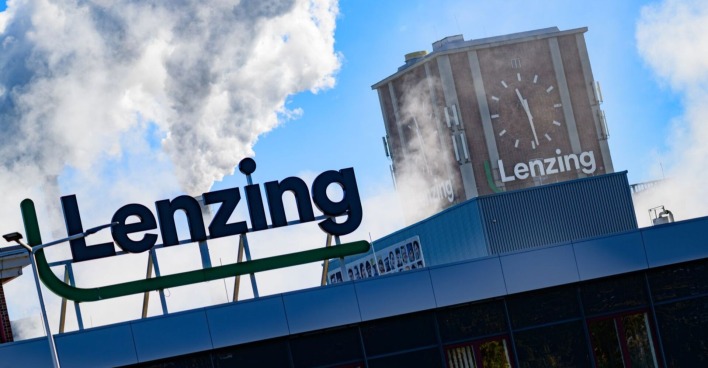 Lenzing Werk in Oberösterreich mit Firmenlogo und Fabriksturm – geplanter Stellenabbau von bis zu 500 Arbeitsplätzen beim Faserhersteller