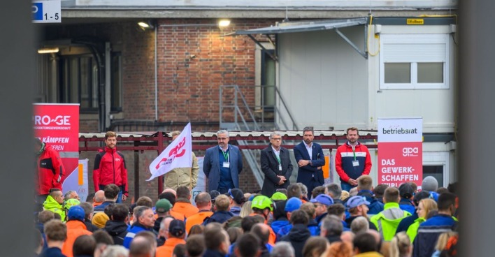 Proteste bei Lenzing in Oberösterreich: Beschäftigte, Betriebsrat und Gewerkschaften demonstrieren gegen den Stellenabbau von 600 Jobs beim Faserhersteller.