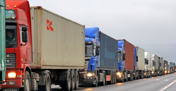 Lkw-Kolonne auf einer Straße