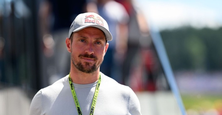 Marcel Hirscher bestätigt die heimliche Hochzeit mit Freundin Lucy – Ski-Star trägt Ring und bereitet sich auf Weltcup-Comeback und Olympia 2026 vor.
