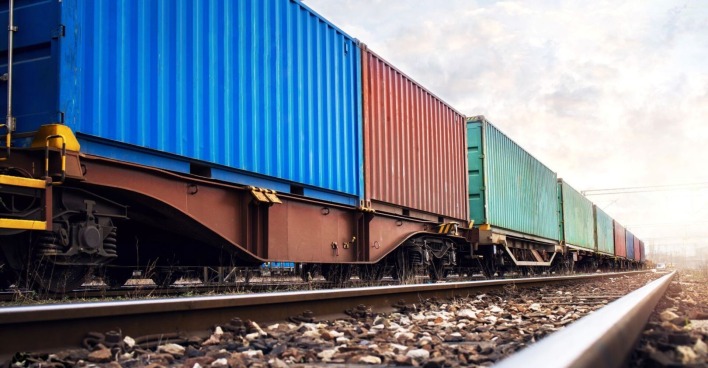 Zugwaggons, die Frachtcontainer für Reedereien transportieren
