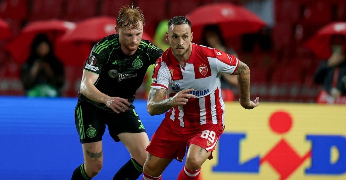 Marko Arnautovic im Duell mit Celtics Liam Scales beim Europa-League-Spiel in Belgrad.