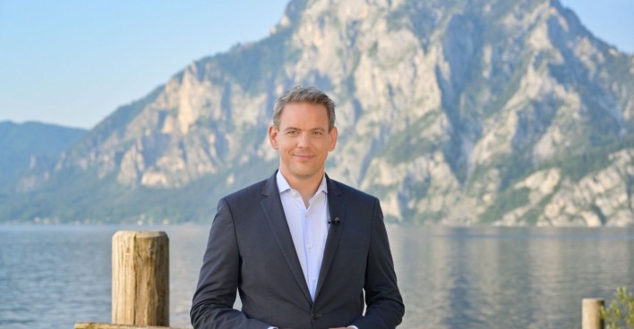 Martin Thür während den Sommergesprächen 2024 in der Mitte des Traunsees