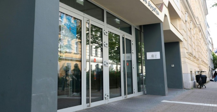 Glaseingang des Gymnasiums in der Karajangasse, Wien-Brigittenau, Ort der Messerattacke auf eine 16-jährige Schülerin.