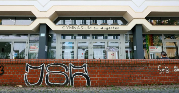 Frontansicht des Gymnasiums am Augarten in Wien-Brigittenau, wo eine 16-jährige Schülerin bei einer Messerattacke verletzt wurde.