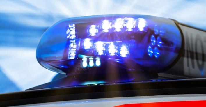 Leuchtende Rettungssirene auf einem Notarzt-Fahrzeug