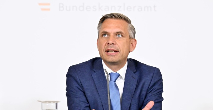 Wolfgang Hattmannsdorfer bei einer Pressekonferenz im Bundeskanzleram