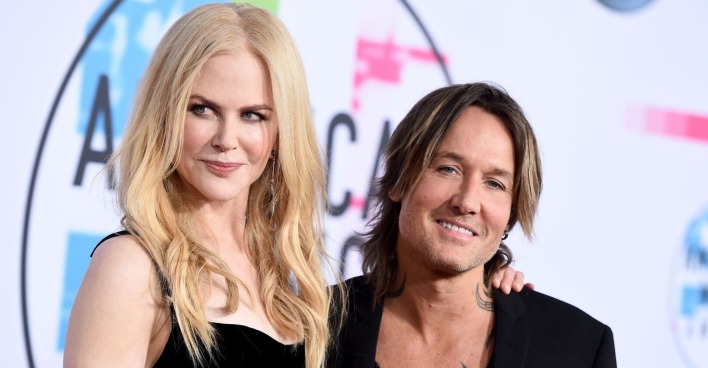 Nicole Kidman und Keith Urban gemeinsam auf dem roten Teppich bei einer Preisverleihung, noch als Paar lächelnd nebeneinander