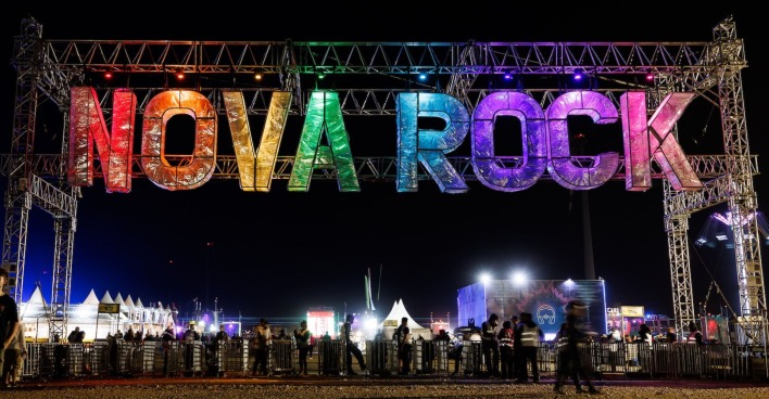 Bunte Nova Rock-Bühne in Nickelsdorf.