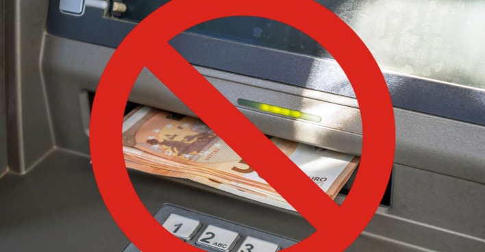 Aufnahme eines Bankomates aus dem 50 Scheine ausegeben werden, davor sieht man ein Symbol eines durchgestrichenen Kreises