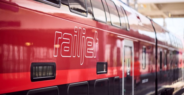 Außenansicht eines neuen Railjet "DOSTO" Zuges der ÖBB