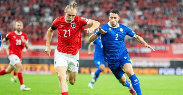 Patrick Wimmer (AUT) uind Kostas Pileas (CYP) am Samstag, 06. September 2025, während des Spiels zur WM-Qualifikation, Gruppe H, 5. Runde, zwischen Österreich und Zypern in Linz