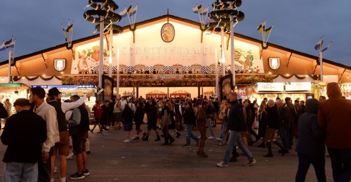 Zelt auf dem Oktoberfest in der Nacht.