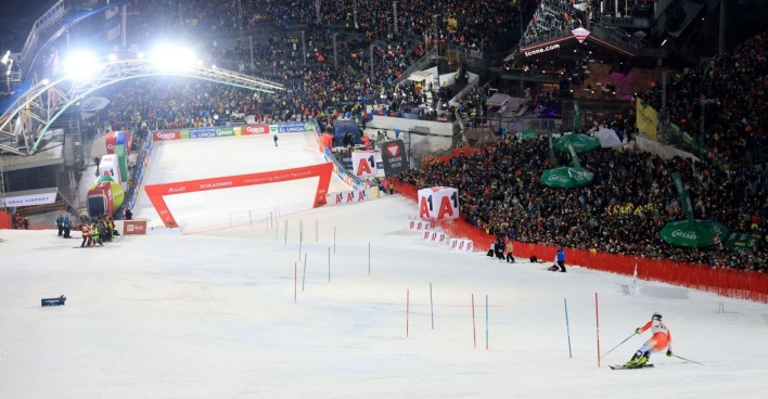Der Schweizer Luca Aerni auf der Piste wähend des Nightrace von Schladming