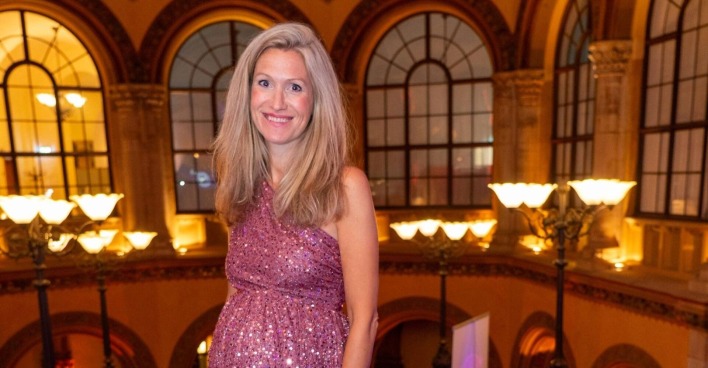 Ex-Ö3-Moderatorin Olivia Peter schwanger im pinken Kleid