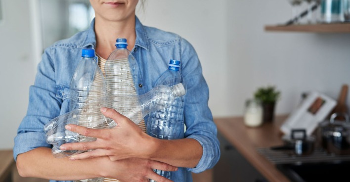 Frau mit Pfandflaschen in den Händen | Credit: iStock.com/gpointstudio