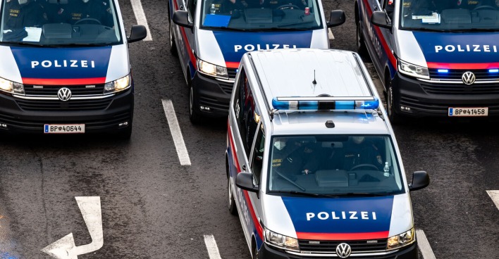 Drei Täter überfallen in Amstetten ein älteres Ehepaar in dessen Wohnung.