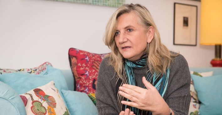 Angelika Hager mit Schal auf Couch
