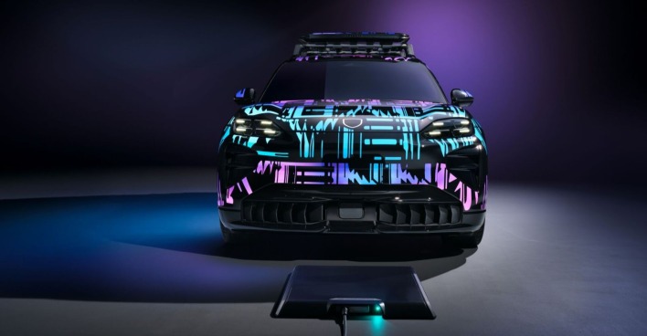 Ein in den Farben blau und rosa bemalter Porsche Cayenne steht über Bodenladeplatte, die zum laden genutzt wird.