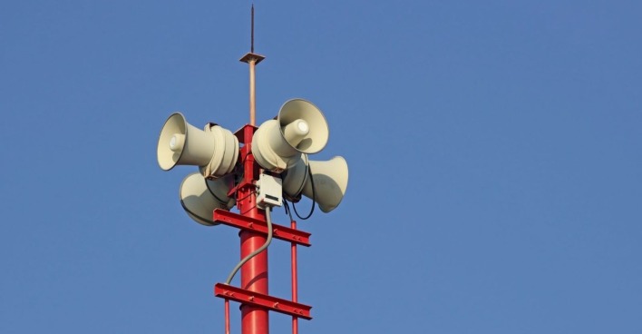 Tannoy-Lautsprecher hoch oben auf einem roten Turm