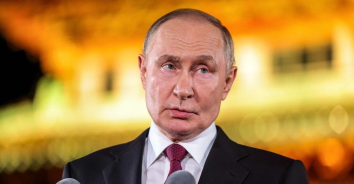 Wladimir Putin spricht bei einer Pressekonferenz in Peking, im Hintergrund unscharf beleuchtete Szenerie.
