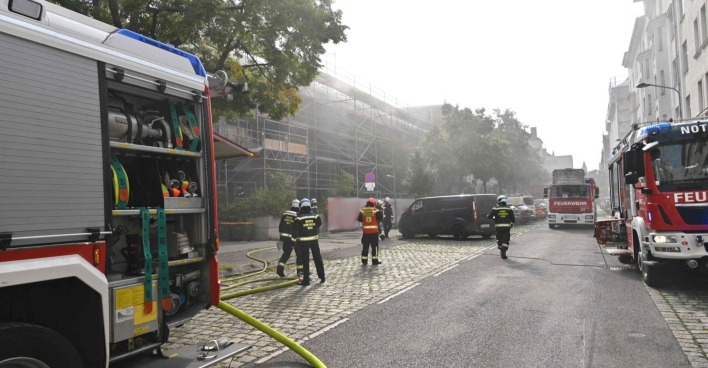 Feuerwehr in Wien-Leopoldstadt während eines Brandeinsatzes im Rehazentrum der Wiener Pensionsversicherungsanstalt (PVA) am 8.9.2025