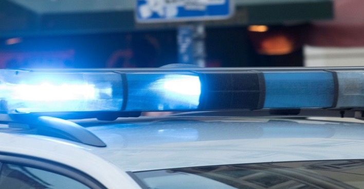 Eingeschaltete Sirene eines österreichischen Polizeiwagens auf offener Straße