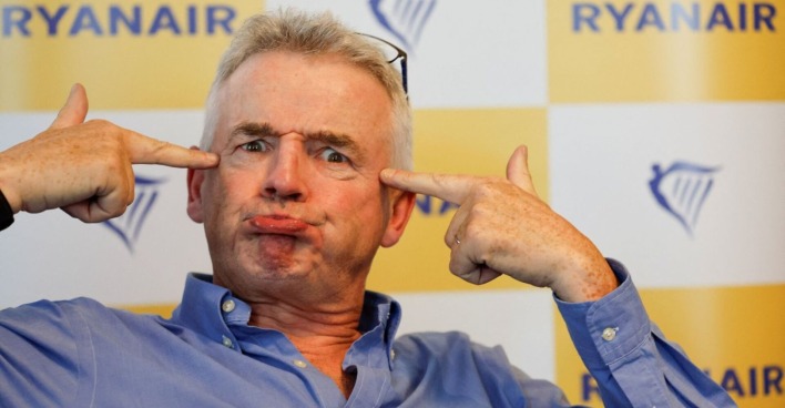 Ryanair-Chef Michael O’Leary bei einer Pressekonferenz zu den gestrichenen Maschinen am Flughafen Wien. Er zieht Grimassen und zeigt auf sein Gesicht.