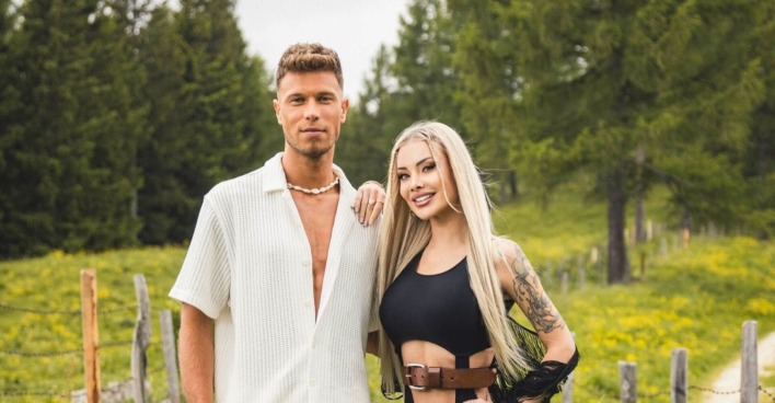 Daniel und Sabrina posieren auf einer Wiese