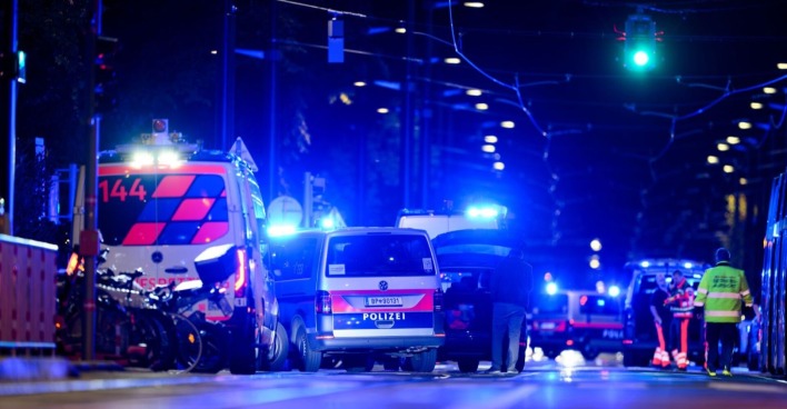 Mehrere Polizei- und Rettungsfahrzeuge mit Blaulicht in Wien-Leopoldstadt nach einem tödlichen Schusswechsel.
