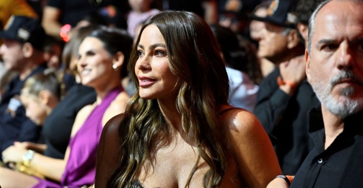 Schauspielerin Sofía Vergara sitzt inmitten eines Publikums, trägt ein elegantes Kleid und blickt zur Seite. Sie wirkt entspannt und lächelt leicht. Die Emmys 2025 hat sie verpasst.