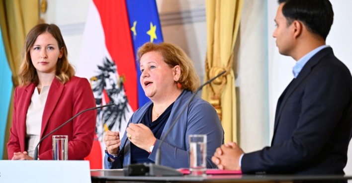 Integrationsministerin Claudia Plakolm (ÖVP), Sozialministerin Korinna Schumann (SPÖ) und NEOS-Klubobmann Yannick Shetty präsentierten im Bundeskanzleramt die Eckpunkte der „Sozialhilfe NEU“. Im Hintergrund die österreichische und die EU-Flagge.