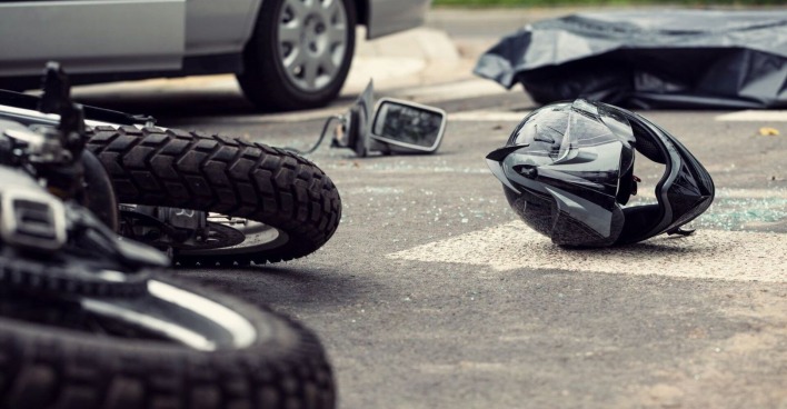 Ein Motorrad liegt nach einem Unfall auf der Straße.
