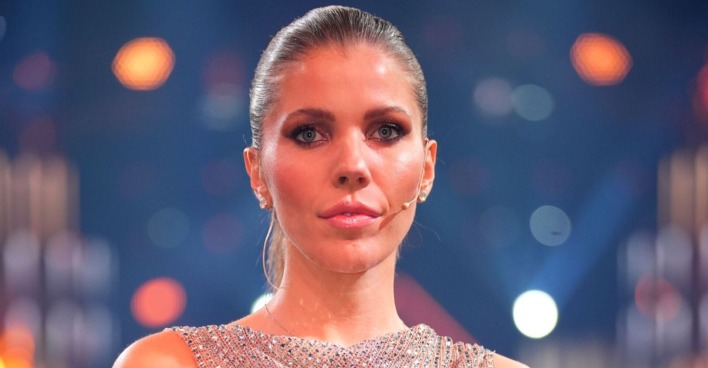 Victoria Swarovski mit ernstem Gesichtsausdruck