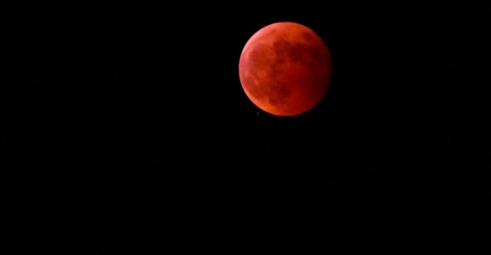 Beobachtung eines rotgefärbten Vollmonds durcheine Mondfinsternis