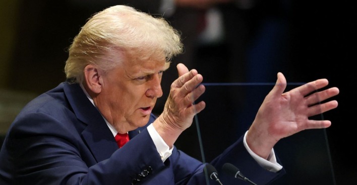 Donald Trump spricht bei der UNO-Generalversammlung in New York, gestikuliert am Rednerpult und attackiert in seiner Rede UNO, Europa und Österreich.