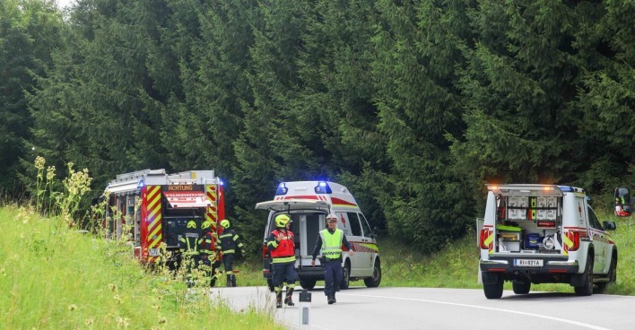 Rettungskräfte an einen Unfallort.