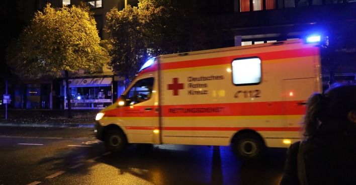 Rettungswagen bei einem nächtlichen Einsatz.