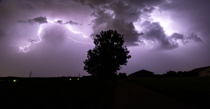 Von Westen ziehen Schauer und teils kräftige Gewitter bis nach Kärnten.