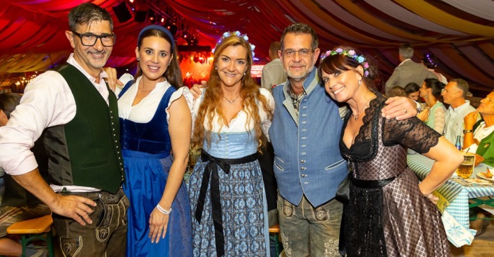 Weekend Wien-Geschäftsführer Richard Mauerlechner mit Gästen in Tracht