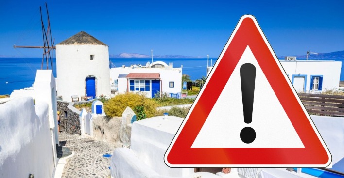 Kollage mit Warnsymbol vor griechischem Küstenort: Das West-Nil-Virus sorgt in Griechenland für mehrere Todesfälle.
