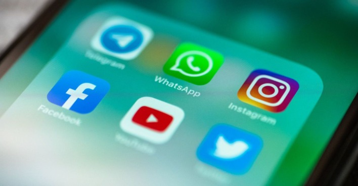 Iphone XR nah aufnahme mit Symbolen der beliebten Social Media Apps oder Anwendungen auf dem Bildschirm