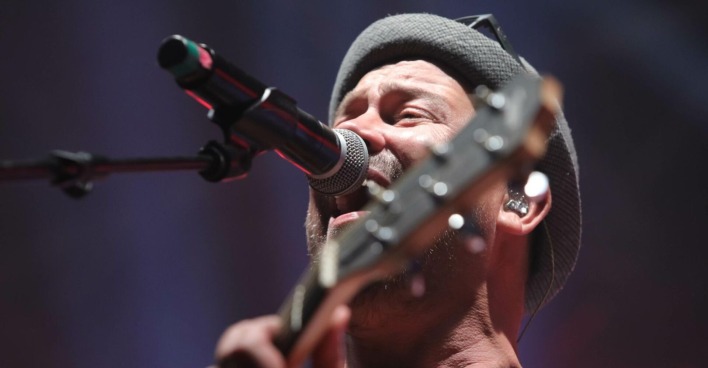 Martin „Soberl“ Sobotka von Wiener Wahnsinn singt bei einem Konzert ins Mikrofon – der Frontmann ist überraschend verstorben