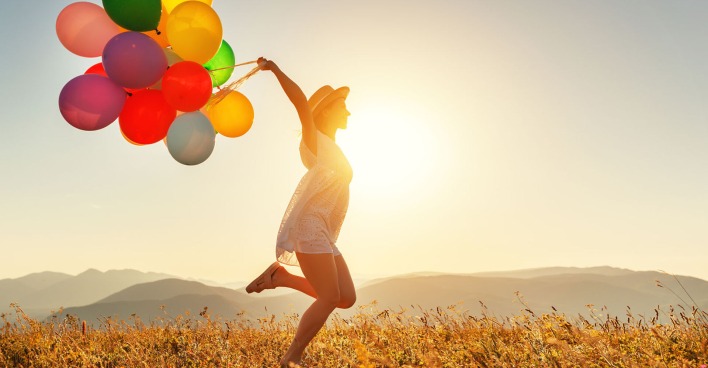 Frau springt mit Luftballons | Credit: iStock.com/evgenyatamanenko