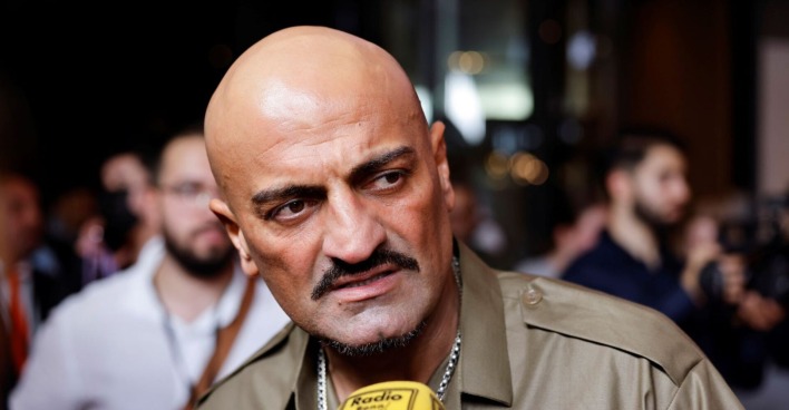 Rapper Xatar mit ernstem Gesichtsausdruck