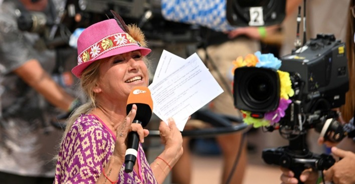 Andrea Kiewel bei der TV Show ZDF Fernsehgarten zum Thema "Mallorca vs. Oktoberfest" in Mainz, Deutschland, 31. Juli 2022