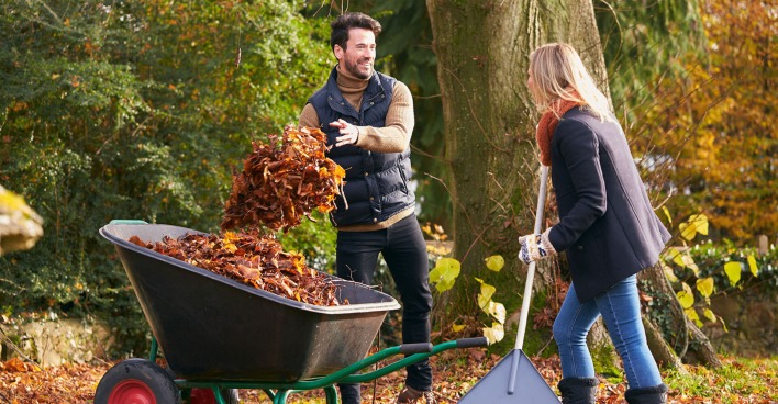 Junge Frau und junger Mann bei der gemeinsamen Gartenarbeit im Herbst | Credit: iStock.com/monkeybusinessimages