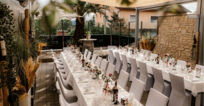 Tischtafel geschmückt für eine Hochzeit