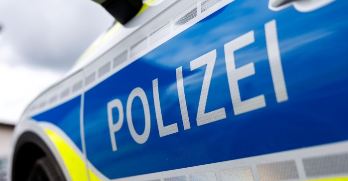 Nahaufnahme eines Polizeiautos mit der Aufschrift „Polizei“ – Symbolbild für den Großeinsatz in Essen nach einem Messerangriff an einer Schule.