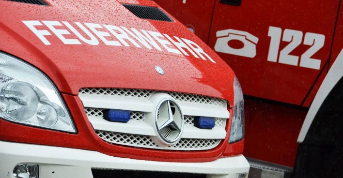 Feuerwehrauto im Einsatz – Symbolbild für den nächtlichen Brand auf der A9 bei Lebring, bei dem nach einem Auffahrunfall zwei Personen starben.